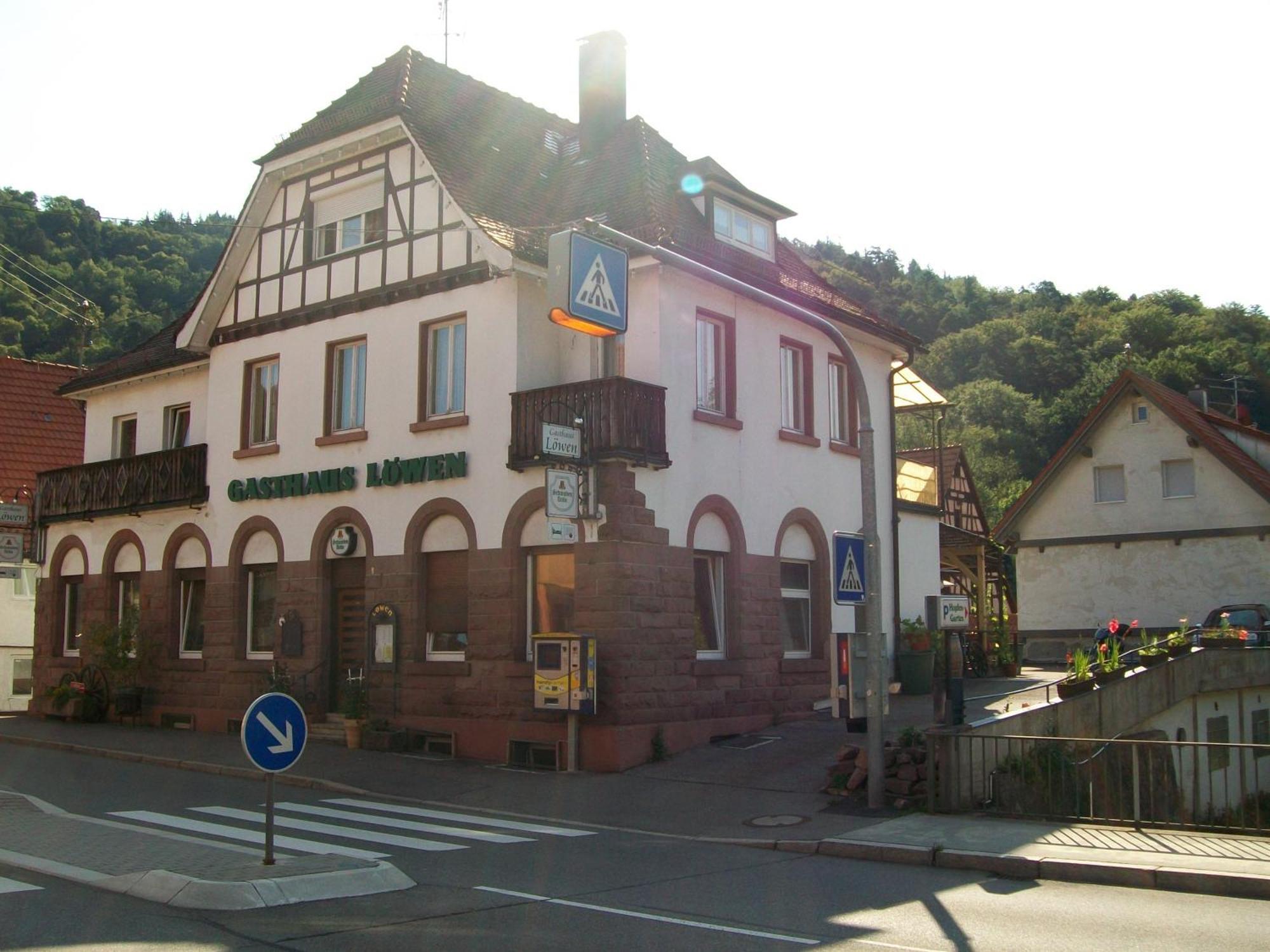 Hotel Gasthaus Loewen à Unterreichenbach Extérieur photo